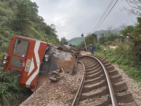 Tàu hỏa đâm xe tải gãy đôi, đường sắt Bắc - Nam tê liệt