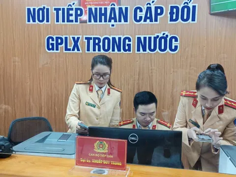 Ngày đầu CSGT thực hiện cấp, đổi GPLX: Toàn quốc tiếp nhận gần 400 hồ sơ