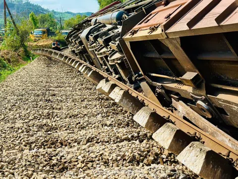 'Lạnh gáy' hiện trường vụ tàu hoả đâm xe tải gãy đôi ở Hà Tĩnh