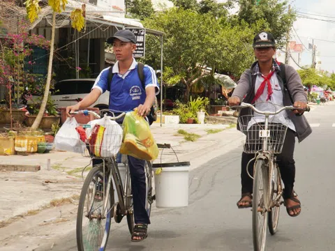 Xúc động hình ảnh cậu học trò Đất Mũi lượm ve chai trên đường đến trường