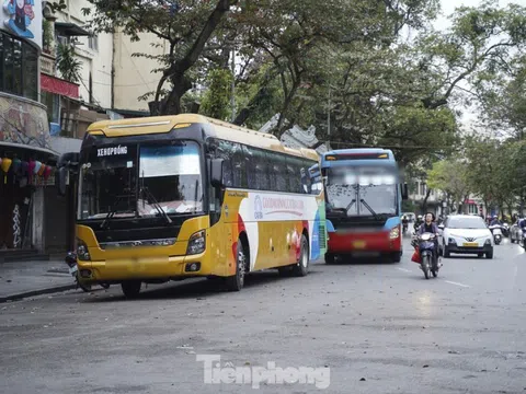 Chủ tịch Hà Nội chỉ đạo xử lý xe trên 16 chỗ vào phố cổ trong khung giờ cấm