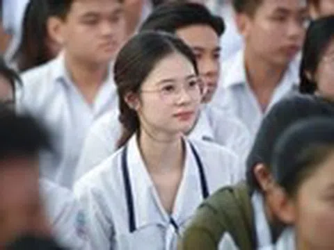 Học sinh Cà Mau hỏi 'học gì để phát triển vuông tôm, ao cá?'