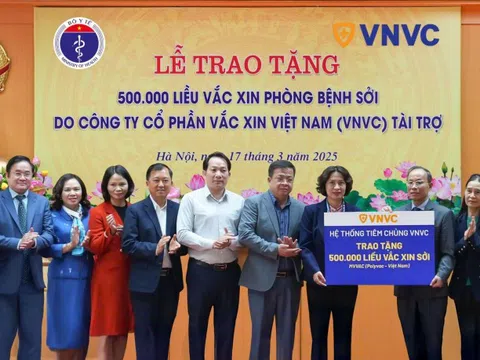 Hệ thống tiêm chủng VNVC tặng Bộ Y tế 500.000 liều vắc xin sởi để chống dịch