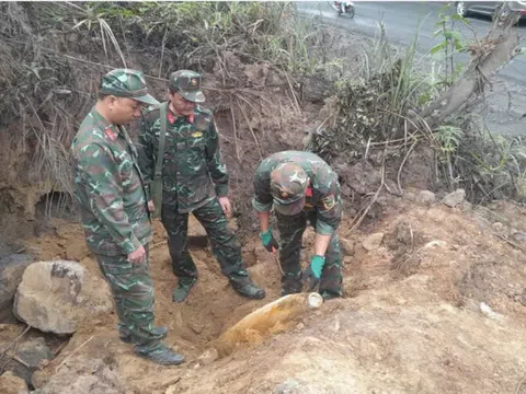 Quảng Trị: Hủy nổ quả bom từ trường nằm sát quốc lộ