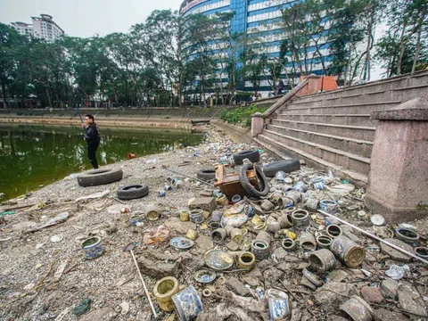 Bàn thờ, bát hương trôi nổi giữa lòng hồ công viên đang cải tạo ở Hà Nội