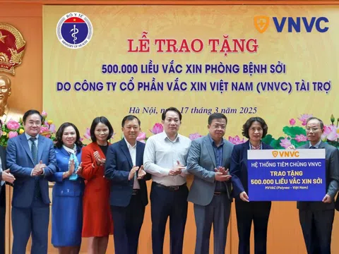 Bộ Y tế tiếp nhận 500.000 liều vaccine sởi từ VNVC