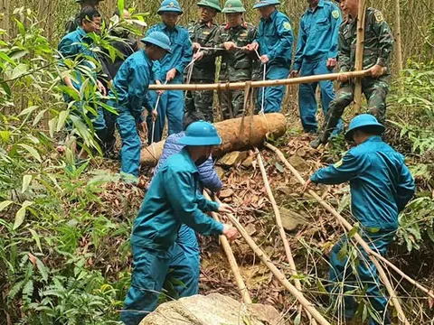 Phát hiện quả bom còn nguyên kíp nổ khi thi công sân bóng