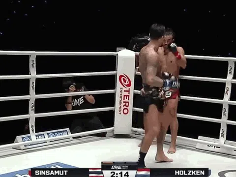 Cao thủ muay Thái liên tục tung đòn đá xoay tuyệt đỉnh hạ knock-out đối thủ