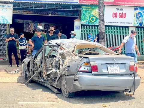 Ô tô lao thẳng trụ biển báo, 2 người hất văng khỏi xe: Tài xế có nồng độ cồn cao ngất ngưởng