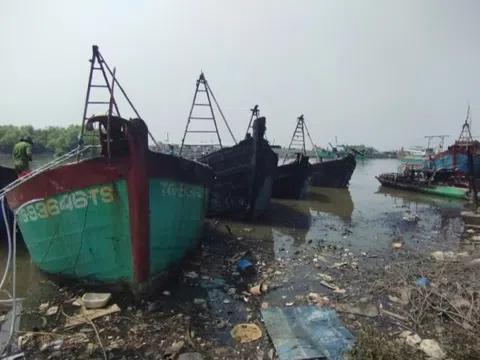 Tiền Giang: 5 tàu cá bốc cháy dữ dội giữa đêm