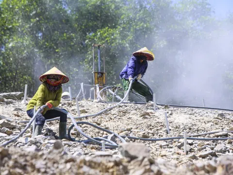 Công nhân 'đội nắng' hoàn thiện 2 tuyến chính gần 90km cao tốc qua Hà Tĩnh