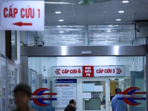 Bị xe tải đâm nguy kịch, người phụ nữ được đưa vào bệnh viện 'mổ nóng'