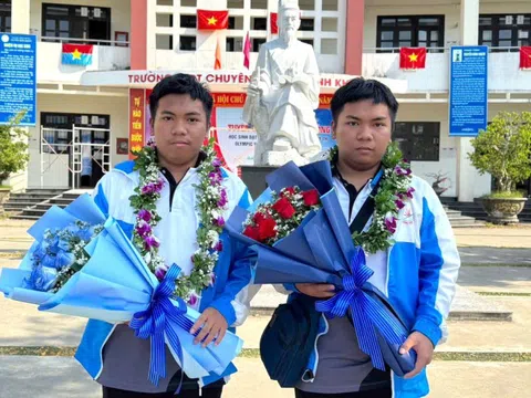 Trò chuyện nhanh cùng cặp song sinh giành 2 huy chương vàng Olympic Toán học quốc tế