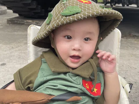 Hình ảnh đáng yêu của em bé 8 tháng tuổi được đi chơi lễ 30/4
