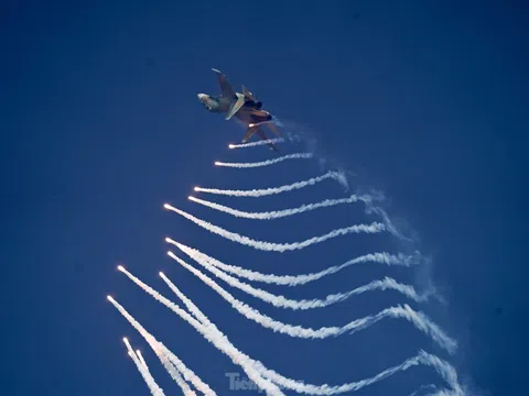 Xem tiêm kích Su-30MK2, Yak-130, trực thăng Mi trình diễn trong đại lễ 30/4