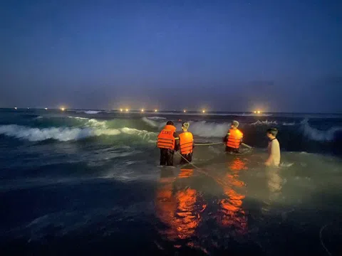 Trong 1 ngày, có tới 13 người bị sóng biển cuốn trôi ở Quảng Ngãi