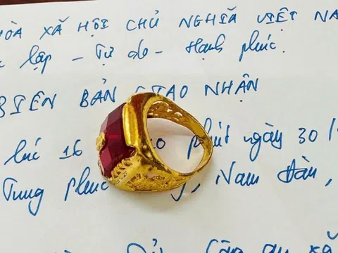 Nhặt được nhẫn vàng gắn đá quý trong túi rác
