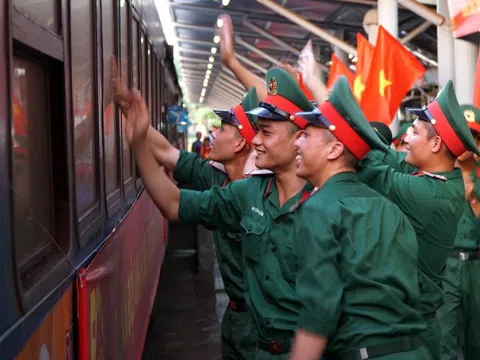 Ga Đà Nẵng rực rỡ cờ hoa đón đoàn diễu binh, diễu hành trở về