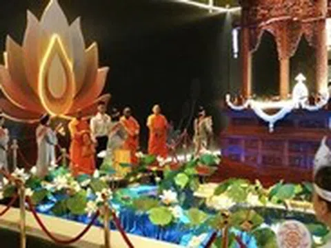 Đến chùa Thanh Tâm lúc nửa đêm, chờ chiêm bái xá lợi Đức Phật