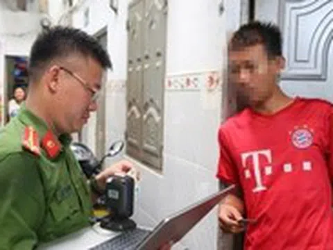 Phát hiện nhiều loại vũ khí thô sơ và 13 người dương tính với ma túy trong nhà trọ ở Bình Dương