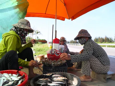 Nhóm bếp than dọc đường ven biển, nướng cá giữa trưa nắng nóng