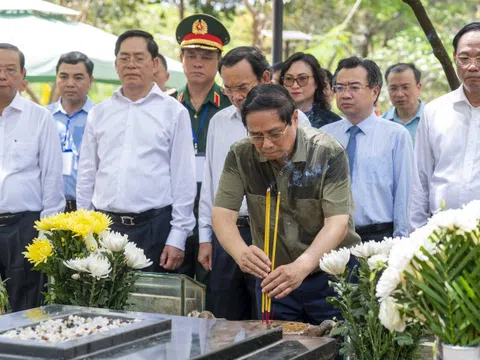 Thủ tướng Chính phủ Phạm Minh Chính viếng nghĩa trang Hàng Dương