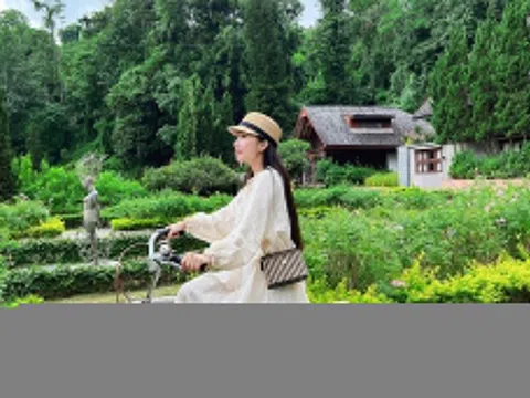 So sánh thẻ thanh toán và tiền mặt khi du lịch nước ngoài