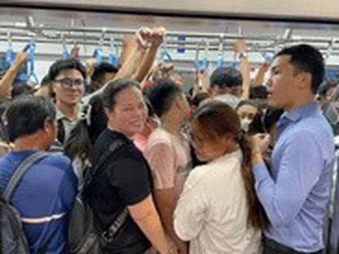 Metro chật người dịp lễ, không khí mới cho một thói quen cũ