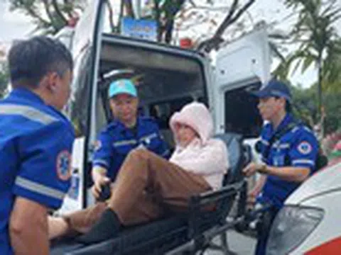 Kịp thời cấp cứu hàng trăm người dân bị say nắng khi chờ chiêm bái xá lợi Đức Phật