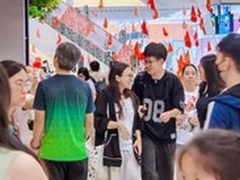 Trung tâm thương mại ở TP.HCM đông nghẹt khách trong kỳ nghỉ lễ