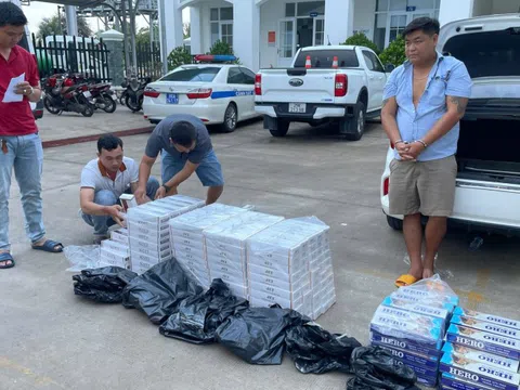 Tạm giữ đối tượng vận chuyển hàng nghìn bao thuốc lá lậu