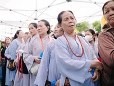 Người dân TP.HCM hoan hỉ vào chiêm bái xá lợi trái tim Bồ tát Thích Quảng Đức