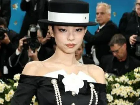 Jennie (BlackPink) kín đáo, Lisa diện quần như nội y ở Met Gala