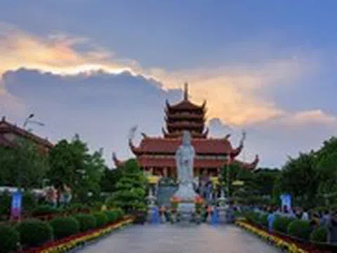 Mây ngũ sắc xuất hiện ở Bình Chánh, nơi tổ chức Vesak 2025