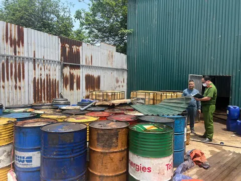 Hà Nội: Khởi tố vụ xưởng sản xuất dầu tái chế đổ trộm chất thải nguy hại
