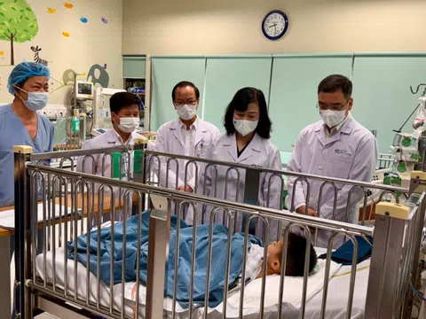 Bộ trưởng Bộ Y tế Đào Hồng Lan thăm bệnh nhi bị bác sĩ từ chối cấp cứu vì chưa đóng viện phí