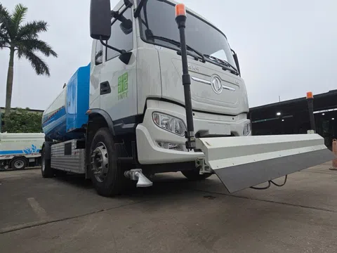 Tận thấy 6 loại xe rửa đường, hút rác hiện đại lần đầu xuất hiện tại Hà Nội