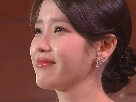 'Khi cuộc đời cho bạn quả quýt' thắng lớn, IU bật khóc ở Baeksang 2025