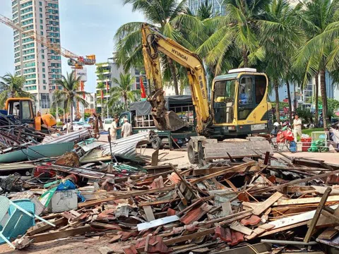 Cưỡng chế loạt quầy bán hàng dọc biển Đà Nẵng