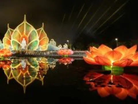 Đêm hoa đăng cầu nguyện hòa bình tại Vesak 2025