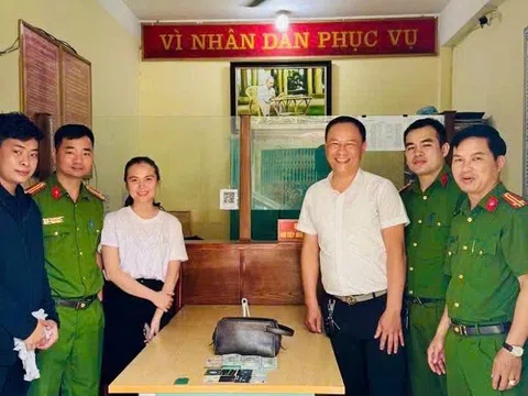 Quản lý nhà hàng trả gần nửa tỷ đồng cho người đánh rơi