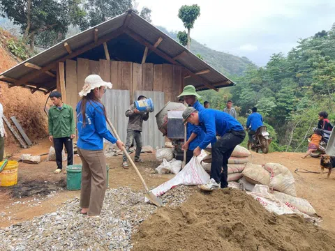 Thanh niên tình nguyện Thanh Hóa tiếp sức thi công xây nhà cho hộ nghèo