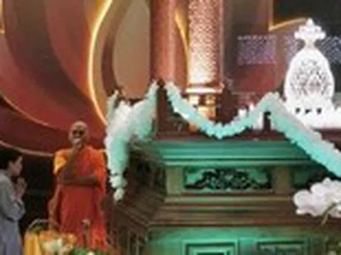 Người dân có thể chiêm bái xá lợi Đức Phật đến nửa đêm