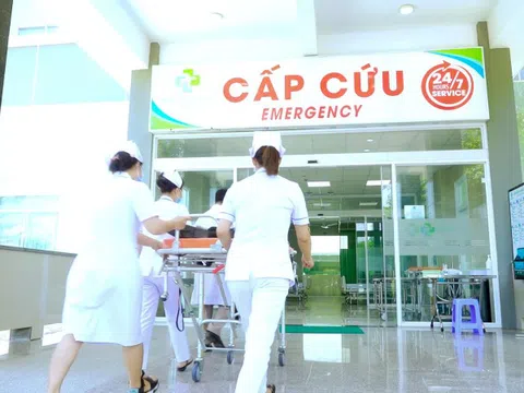 Bé gái đuối nước nguy kịch không có người thân được người đi đường đưa vào BV cấp cứu
