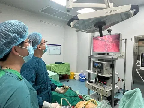 Người đàn ông đang cắt cỏ bị viên đá bắn thủng bụng