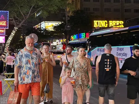 Phố 'Tây' Nha Trang sôi động trở lại nhờ khách Nga