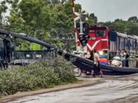 Xe chở bó sắt dài mắc kẹt giữa đường ngang, tàu hỏa thắng khẩn cấp