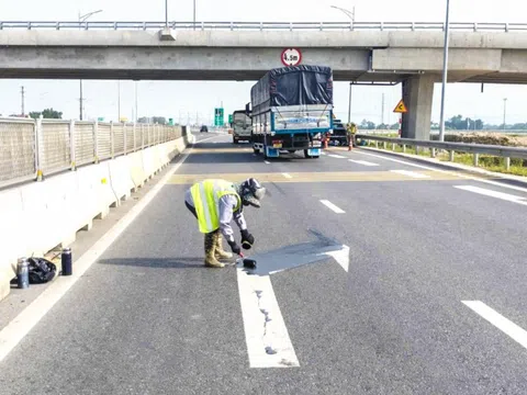 Khắc phục vạch kẻ đường, biển báo dễ nhầm trên cao tốc qua Hà Tĩnh