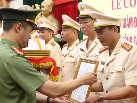 30 lãnh đạo cấp phòng và tương đương thuộc Công an Hà Nội nghỉ hưu trước tuổi