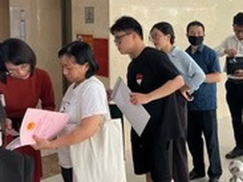 Đông nghịt người Hà Nội lại xếp hàng từ 4h sáng để chờ làm thủ tục hành chính, vì sao?